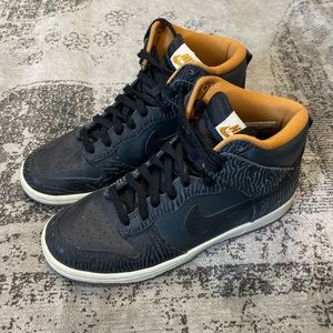 Black and Yellow Gold Nike Dunk Sneakers EUC 7.5